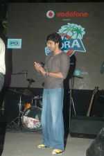 Farhan Akhtar at Celeberate Bandra concert with Asif Ali Beg in Bandstand, Mumbai on 12th Nov 2011 (5).JPG